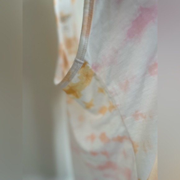 NWOT! Old Navy Women’s Active Racerback Tie-Dye Top Size Medium Activewear - Picture 8 of 8